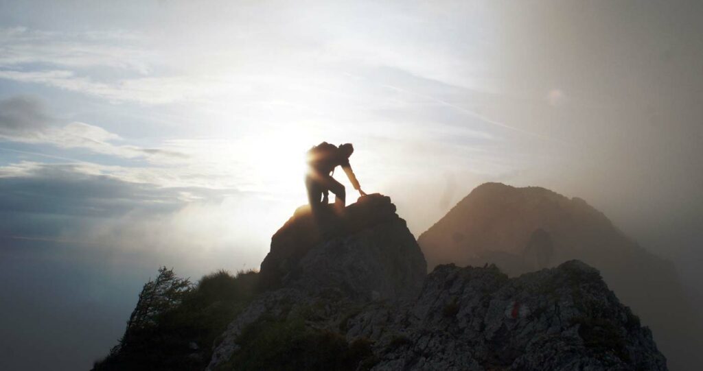 man climbing a montain©RubisTerminal